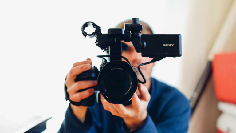 Comment choisir le bon narrateur pour une vidéo d'entreprise ? 